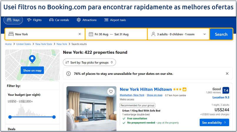 Uma captura de tela mostrando a homepage do Booking.com juntamente com opções de filtro para pesquisar facilmente por um hotel, voo ou carro